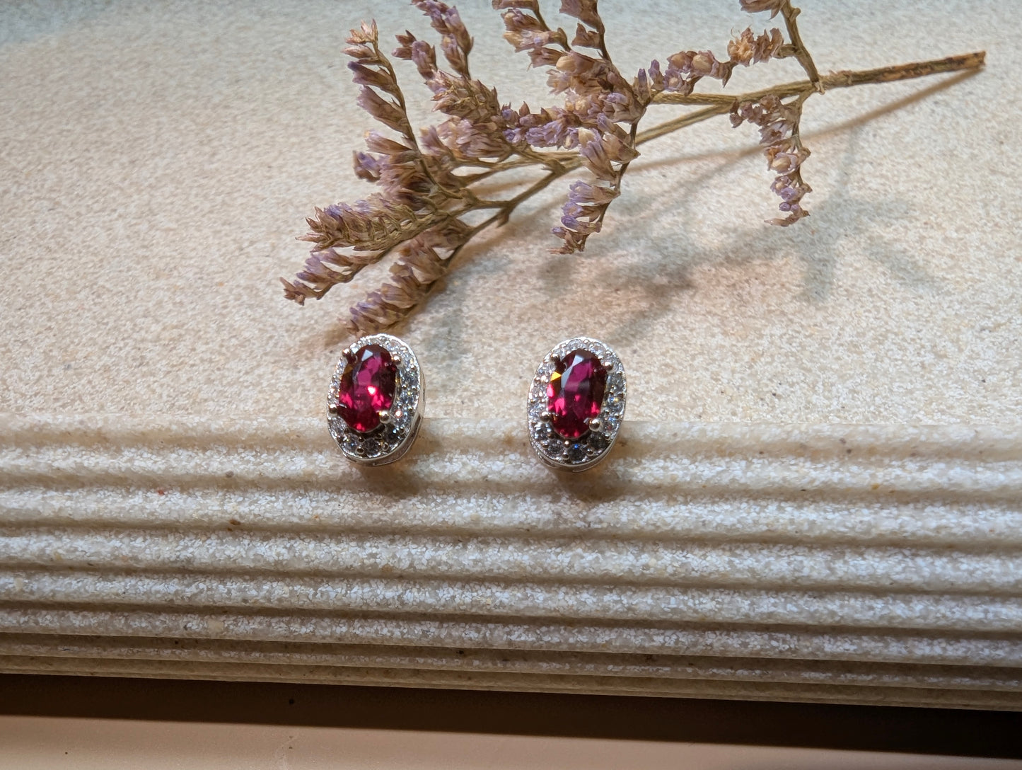 "Lumière" Lichtpunkte Ohrstecker - Ruby Kiss