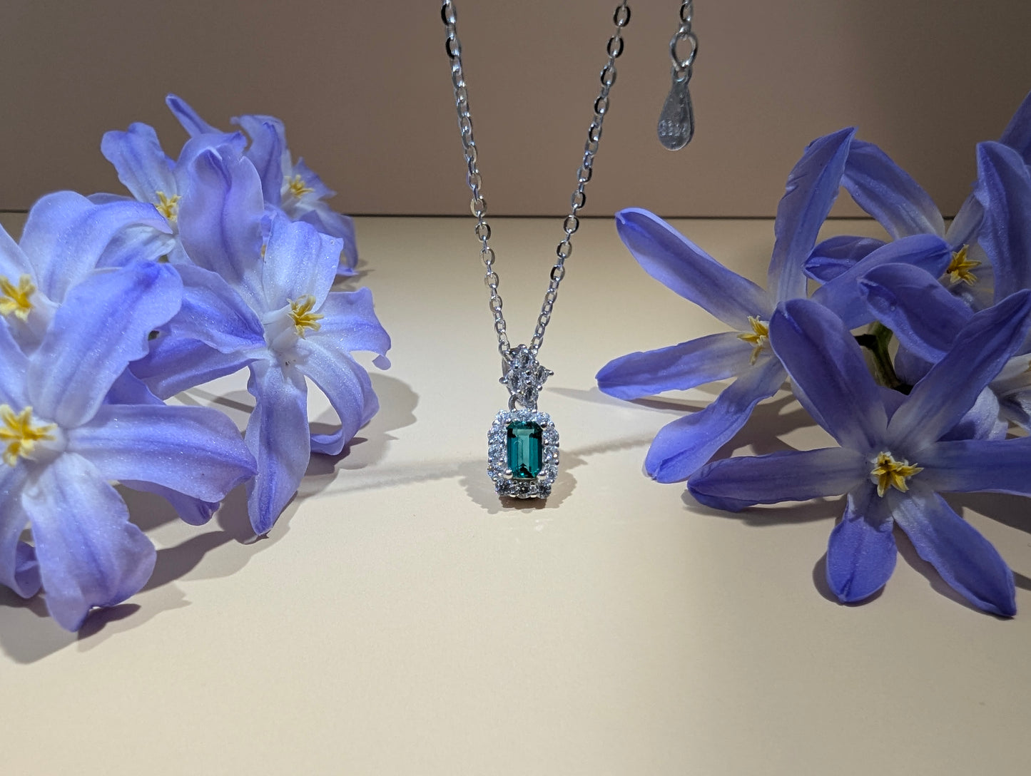 "Lumière" Halskette - Morgentau-Grün