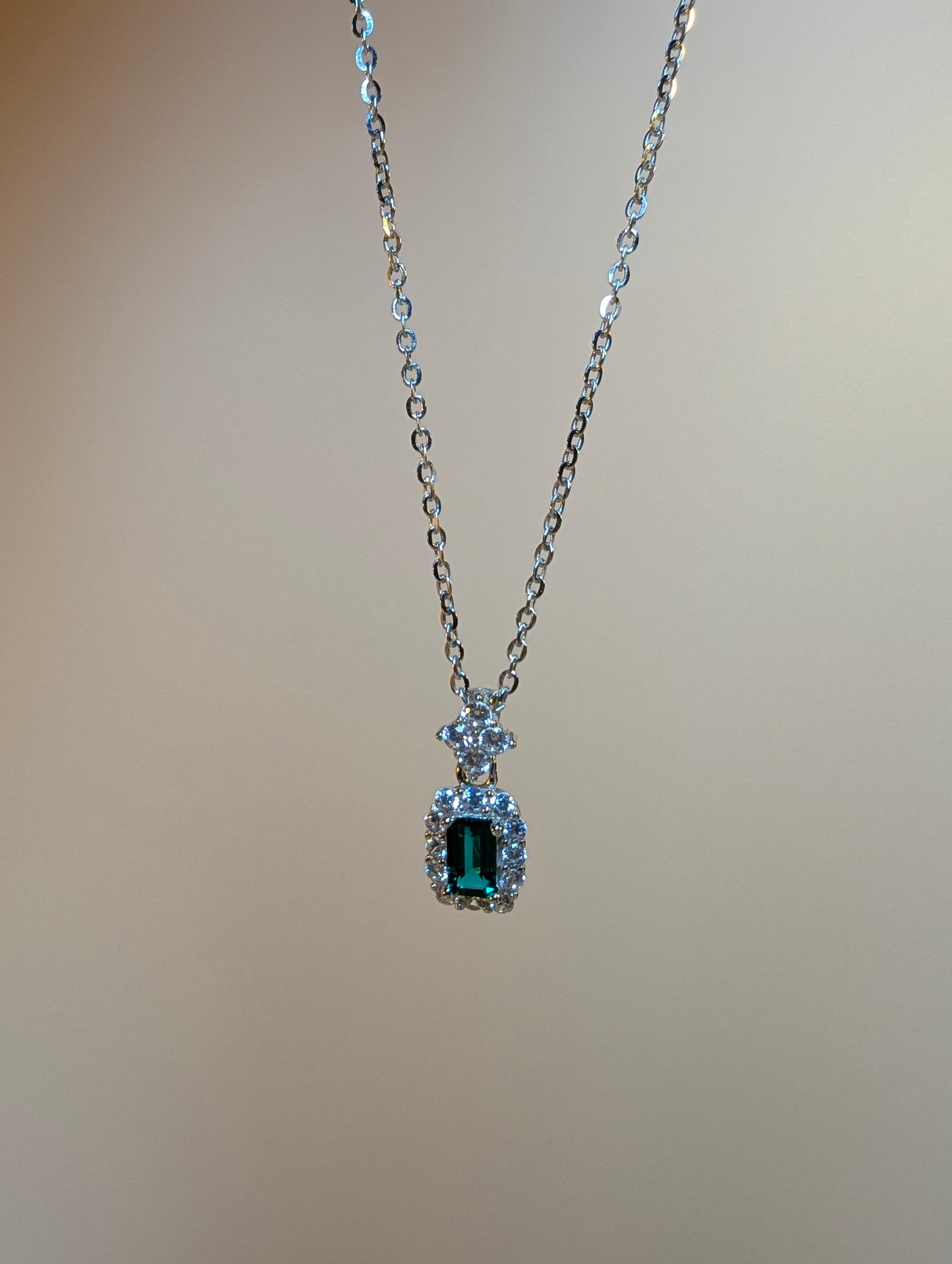 "Lumière" Halskette - Morgentau-Grün