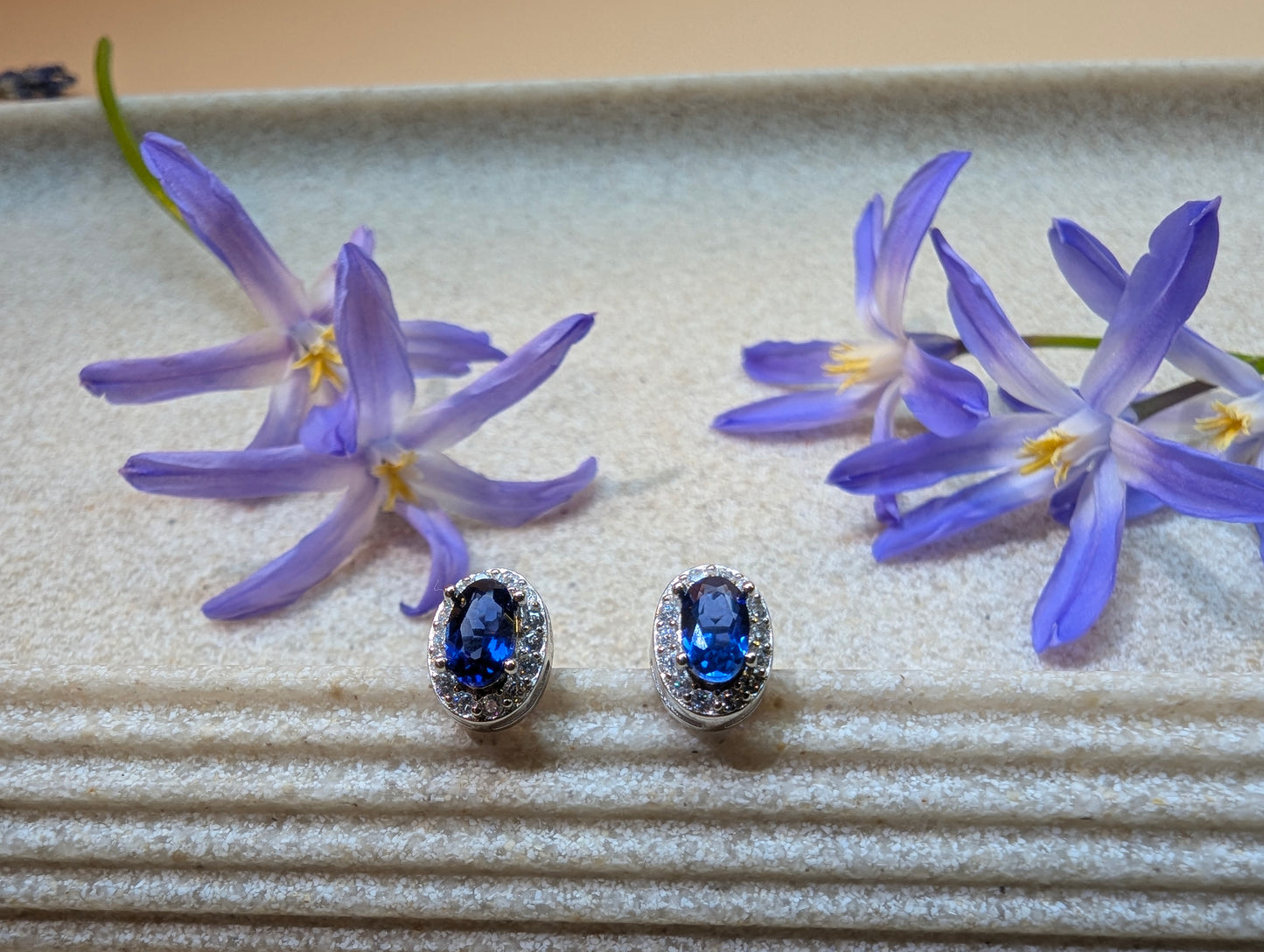 "Lumière" Lichtpunkte Ohrstecker - Sapphire Dream