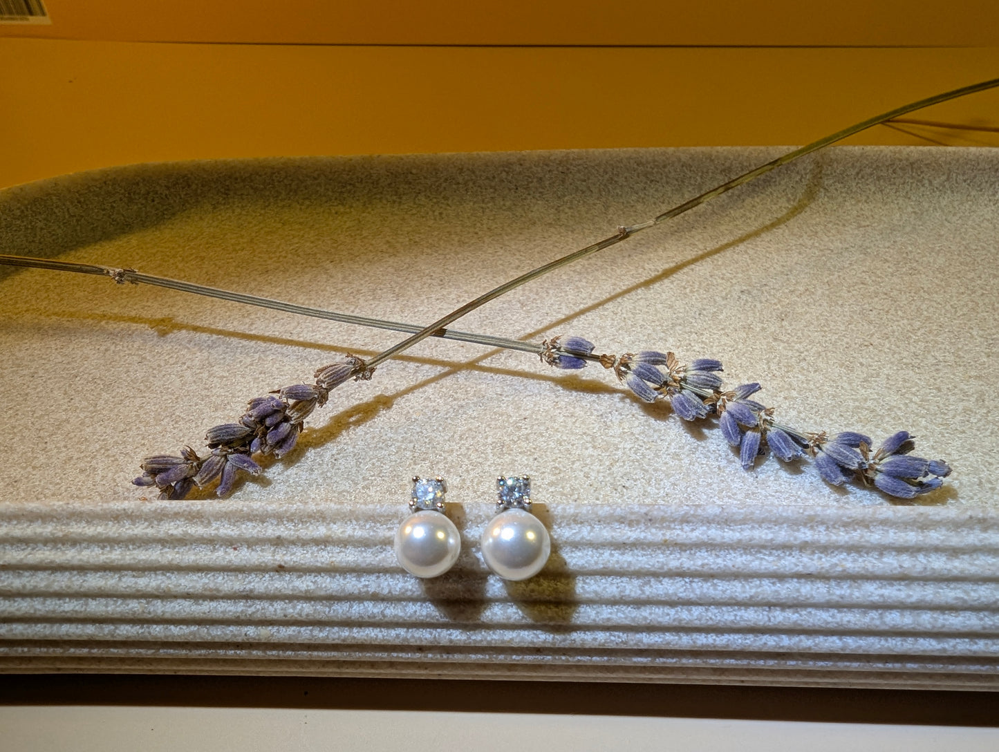 "Éclat de Lune" 6mm Muschelperlen & Moissanit Ohrstecker