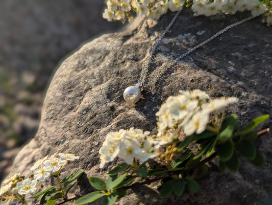 "Éclat de Lune" Halskette mit 8mm Muschelperle & Moissanit